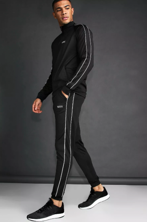 Baju lari dengan detail reflektif